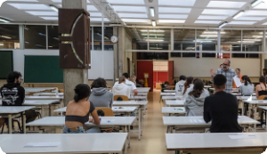 Estudiantes en clase. Becas